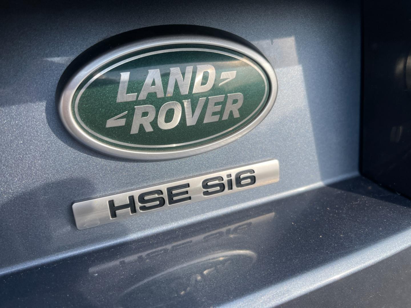 2018 Blue /Black Land Rover Discovery HSE (SALRR2RV5JA) with an 3.0L V6 DOHC 24V Supercharged engine, 8A transmission, located at 11115 Chardon Rd. , Chardon, OH, 44024, (440) 214-9705, 41.580246, -81.241943 - This 2018 Land Rover Discovery HSE is a luxurious and capable SUV that offers a blend of comfort, technology, and off-road prowess. With its 3.0L supercharged V6 engine, it produces 340 horsepower and is paired with an 8-speed automatic transmission. The interior features premium leather upholstery, - Photo#12
